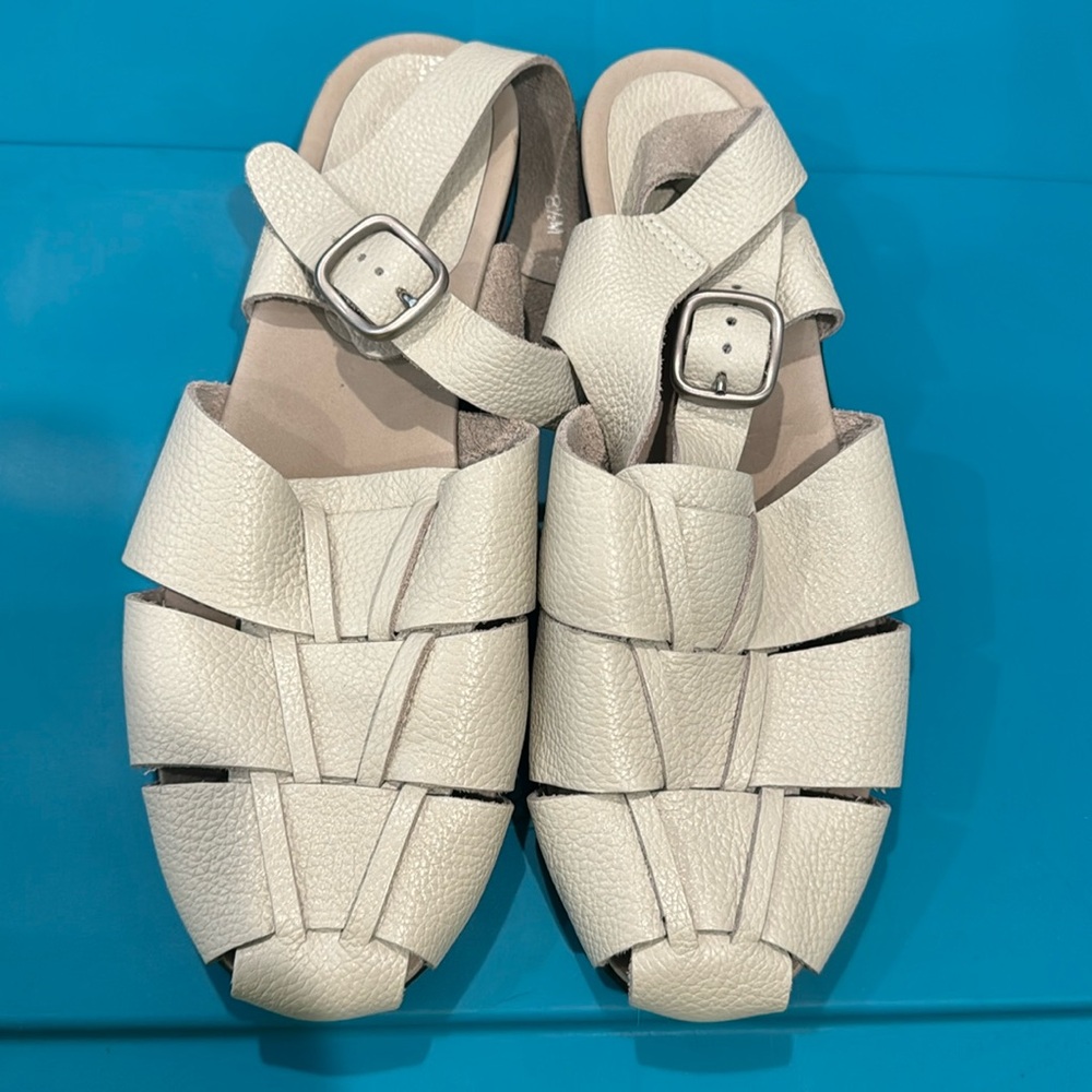 Azaleia cream leather sandals size 8.5